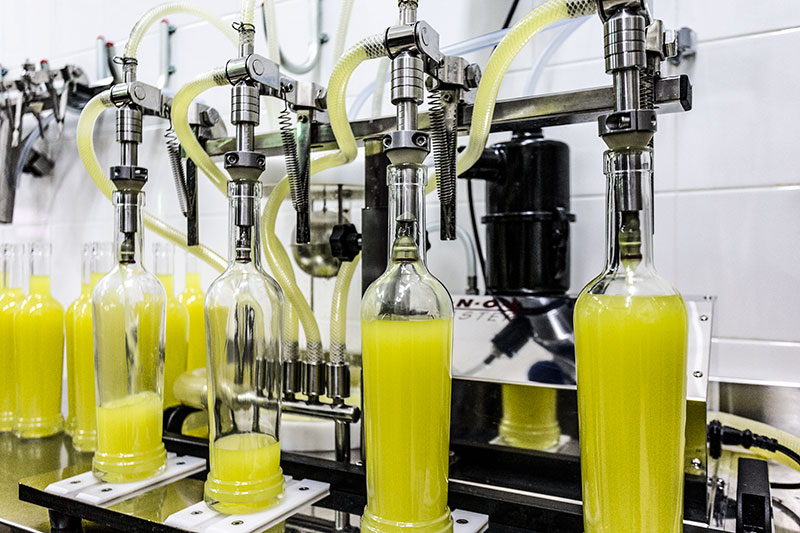 imbottigliamento-limoncello-di-Siracusa-IGP mangano produzione Limoncello di Siracusa Sicilia limoncello di siracusa sicilia IGP Azienda Mangano